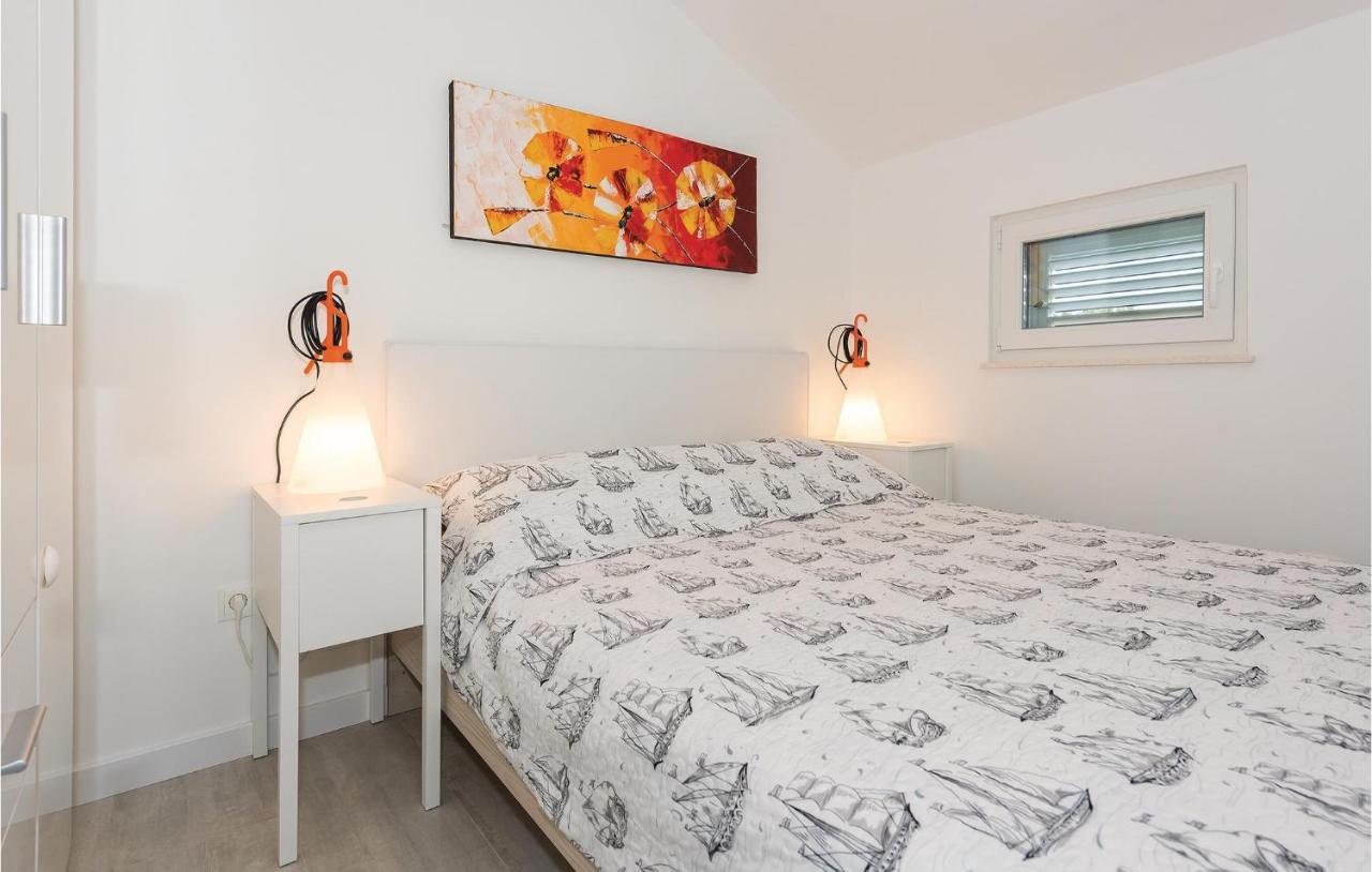 Cozy Apartment In Brodarica With Wifi Exterior photo